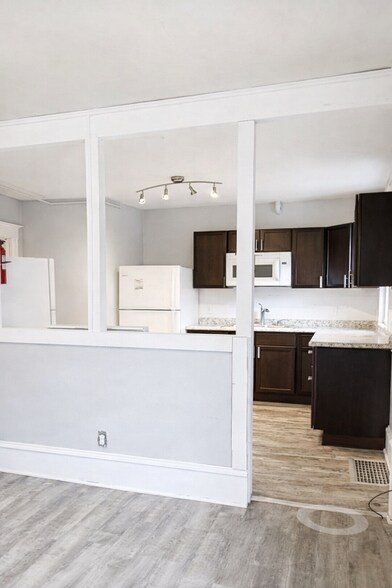 Building Photo - 1212 Como Ave SE