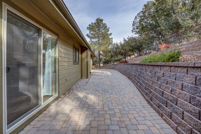Building Photo - 3 bedroom, 2 bathroom home in Forest Hylands!