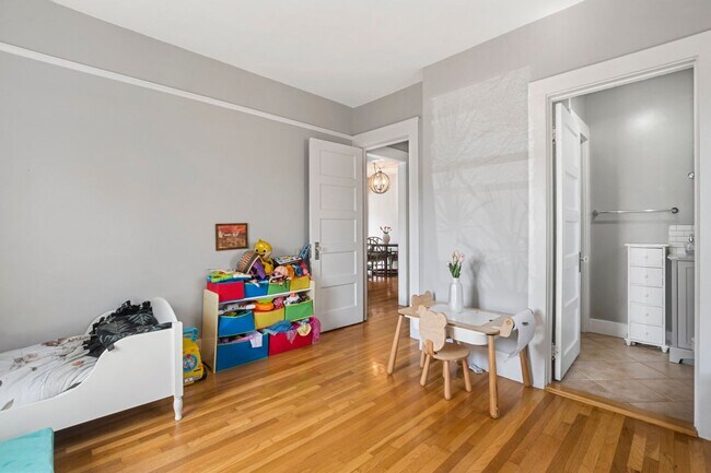 Building Photo - Spacious and conveniently located 2b/2bath single family home, available for Mid-January 2026!!!!!