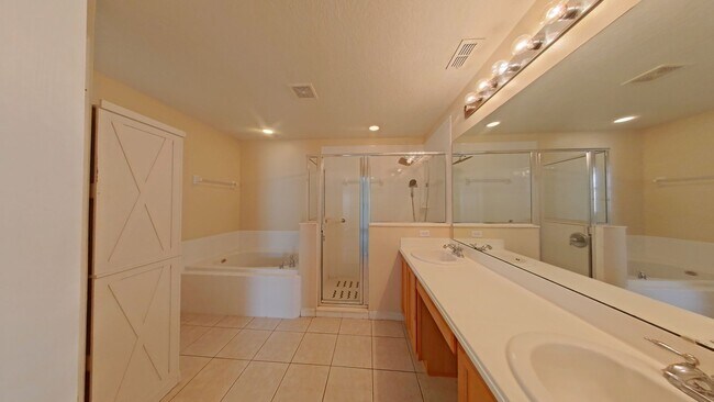 Building Photo - Lovely Large 5/4 Pool Home in West Haven