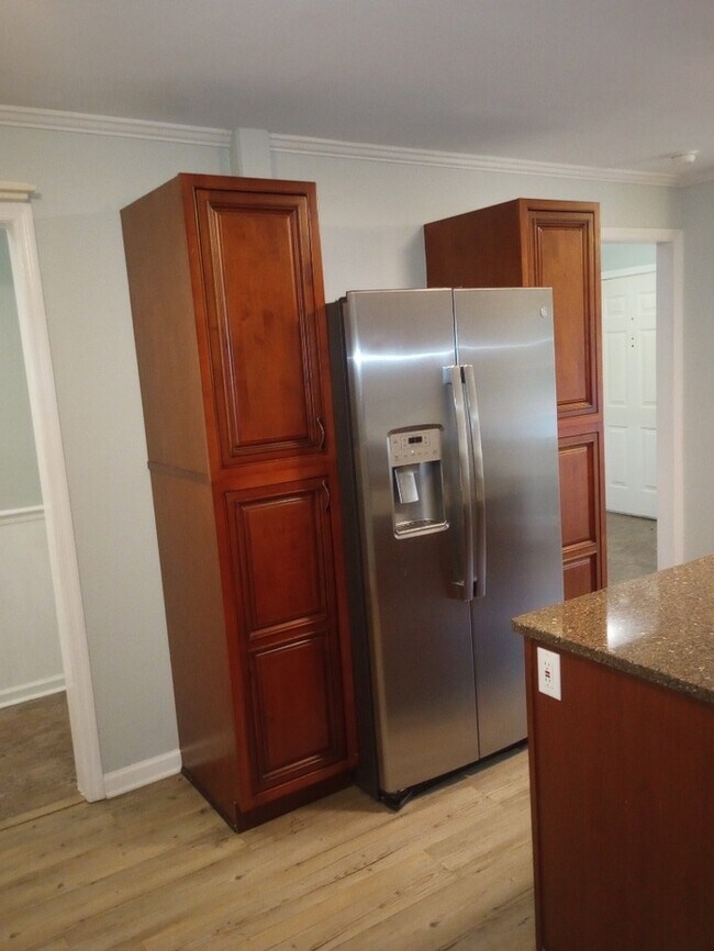 Building Photo - 3 Bedrooms 2.5 Bathrooms