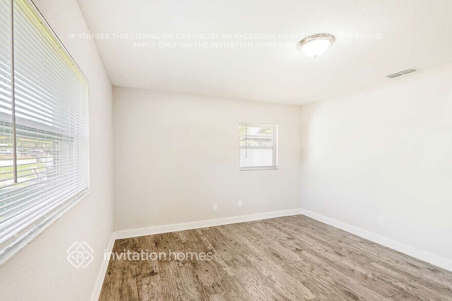 Building Photo - 909 Skyview Dr