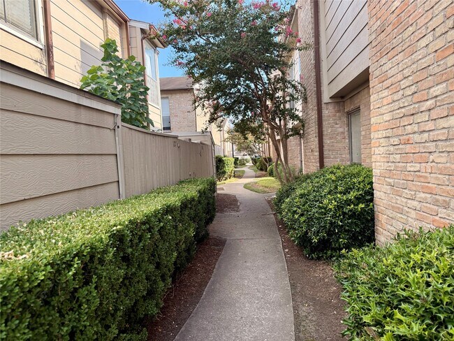 Building Photo - 2100 Wilcrest Dr