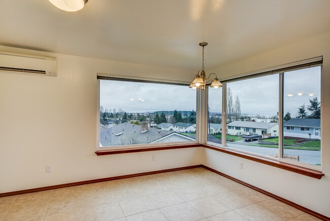 Building Photo - 4 Bed 2 bath Home in the Heart of Oak Harbor