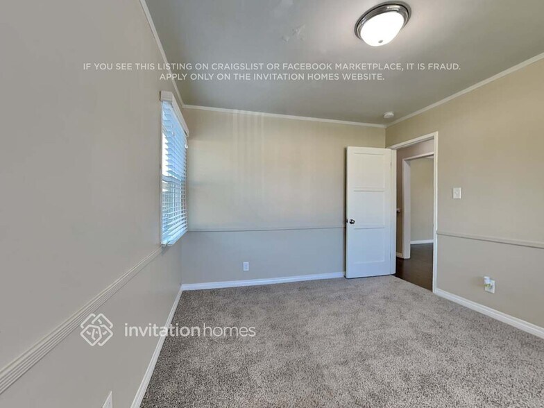 Building Photo - 726 E 99th St