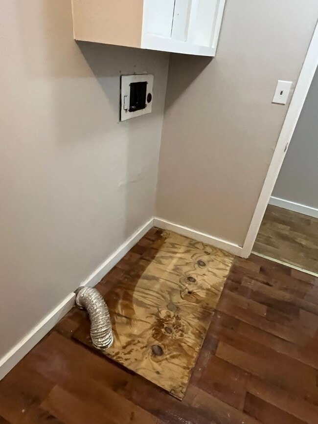 Building Photo - 3 Bedroom Home in St. Albans