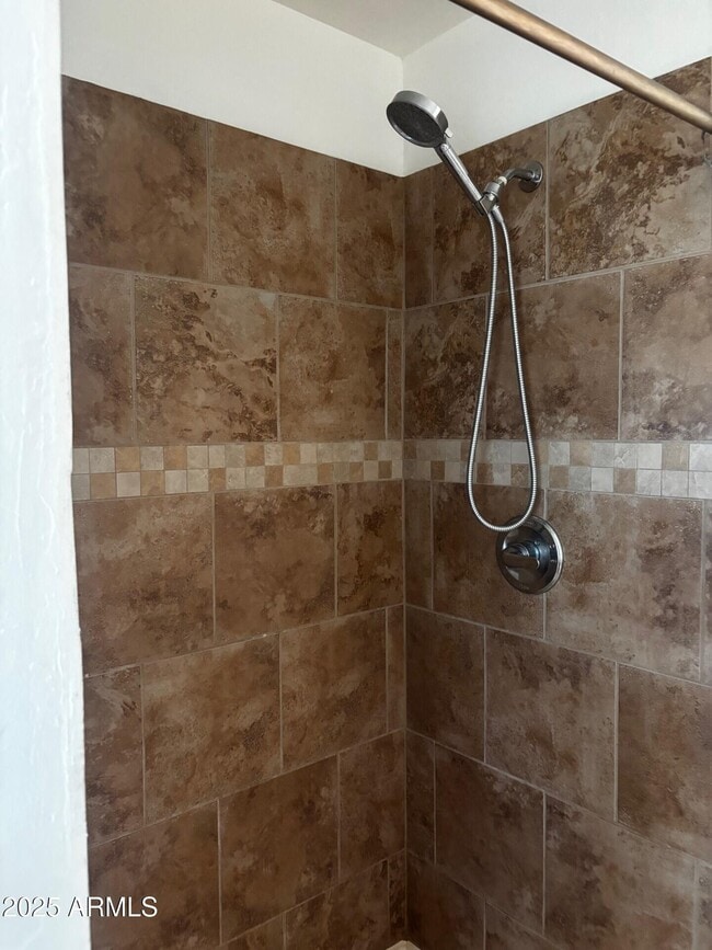 Building Photo - 823 E 17th St