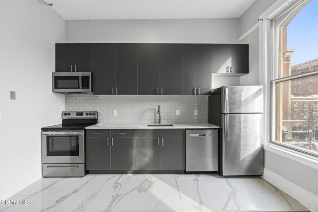 Building Photo - 5 Broadway