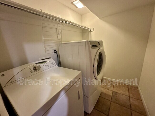 Building Photo - 852 S Quail Way