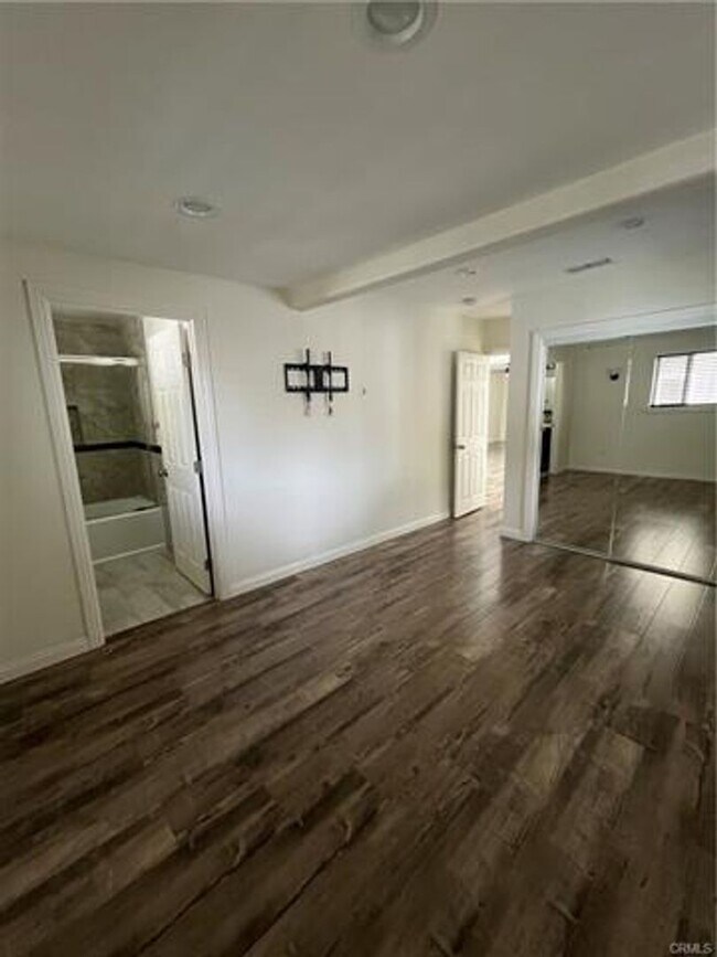 Building Photo - Charming Home