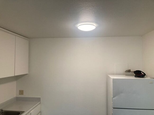 Building Photo - Great Studio unit and great location!