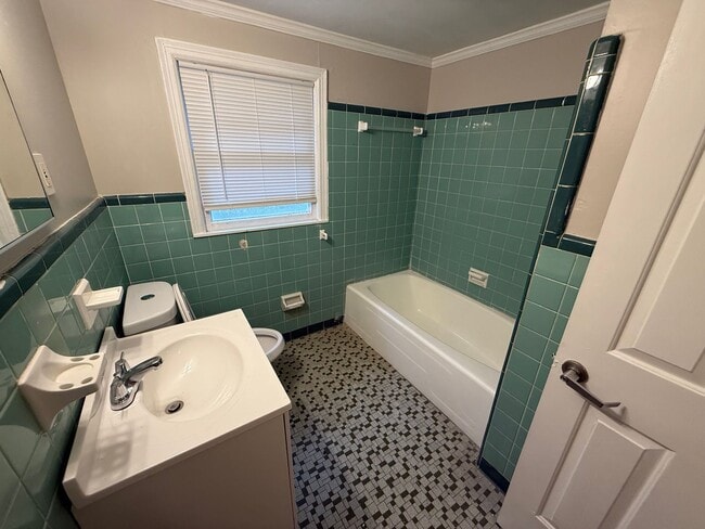 Building Photo - Spacious 3 Bedroom 1  Bath home with Appli...