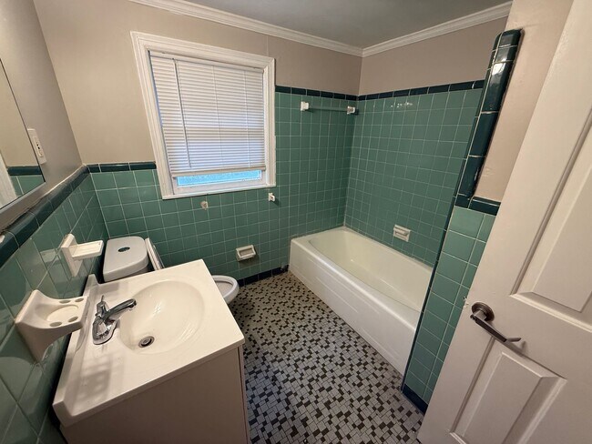 Building Photo - Spacious 3 Bedroom 1  Bath home with Appliance and Washer/Hookup.