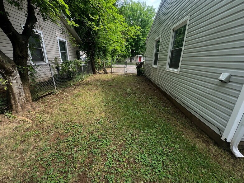 Building Photo - 222 Burch Rd