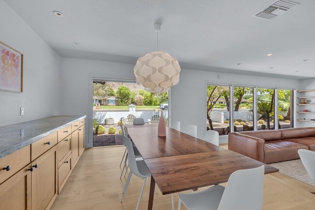 Building Photo - Mid-century modern home in Arcadia with pr...