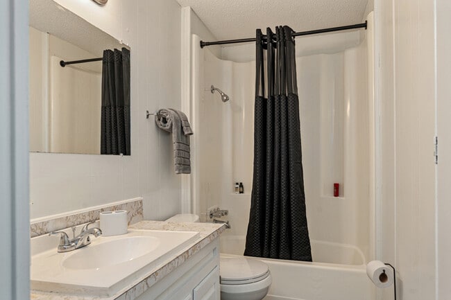 Building Photo - 112 Queenswood Dr