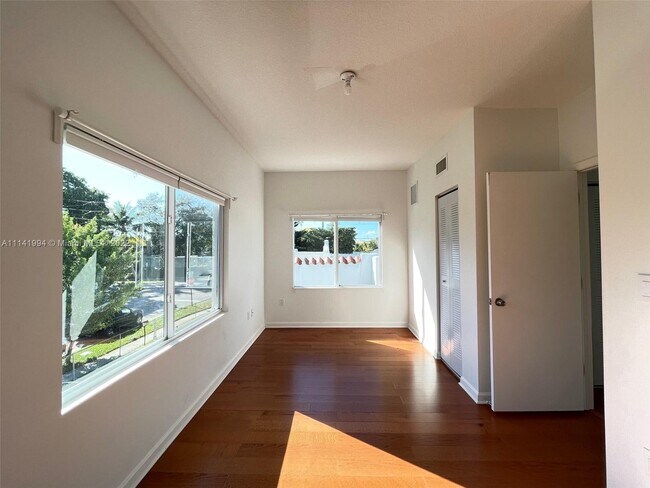 Building Photo - 1525 SW 9th St