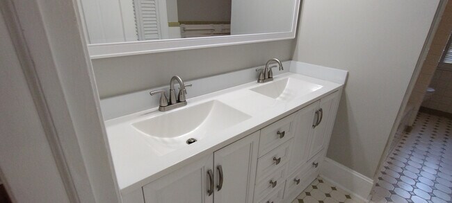 Building Photo - Room in House on Joyner Pl