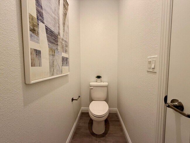 Building Photo - FULLY FURNISHED 3 BED 2.5 BATH 2 CAR GARAG...