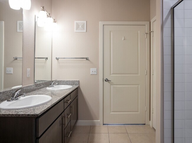 Building Photo - Save Big—Call Now! Get $500 Off Your Rent!