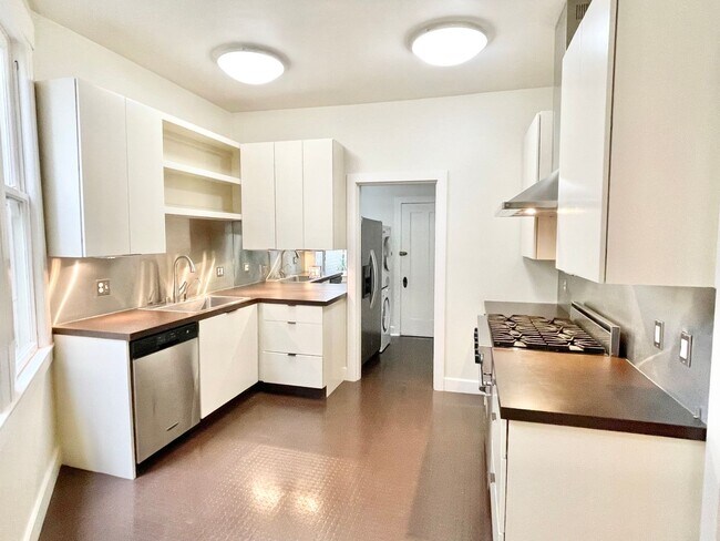 Building Photo - Lower Pacific Heights 2BR/2BA Condo With Bonus Room! Deck! Yard! Garage!  PROGRESSIVE