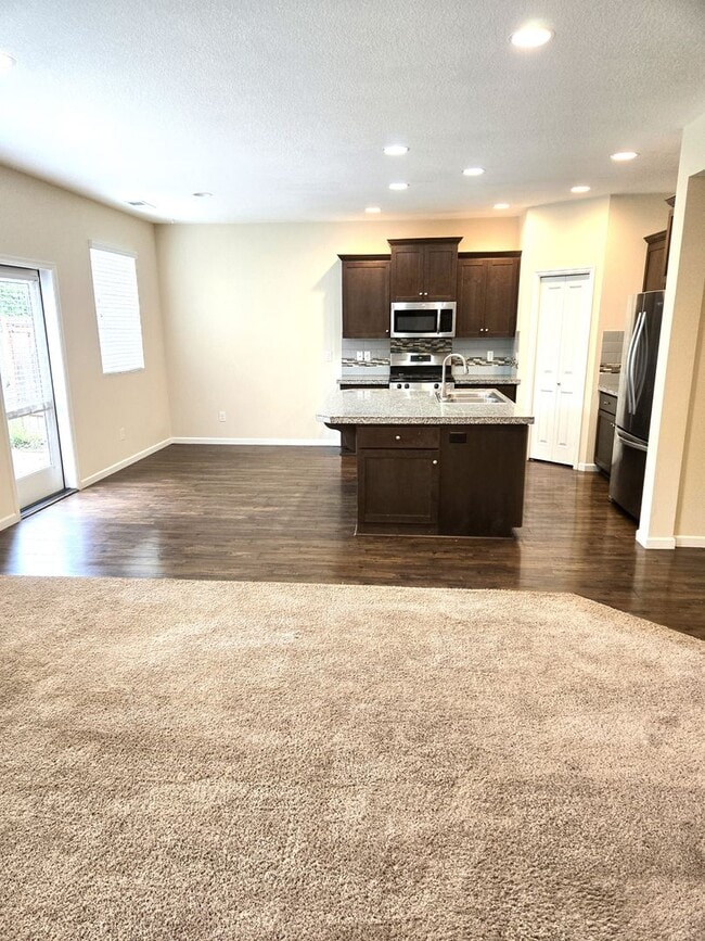 Building Photo - Excellent Location!  Like new built 2017 -...