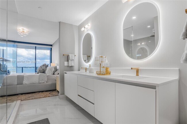 Building Photo - 700 NE 24th St