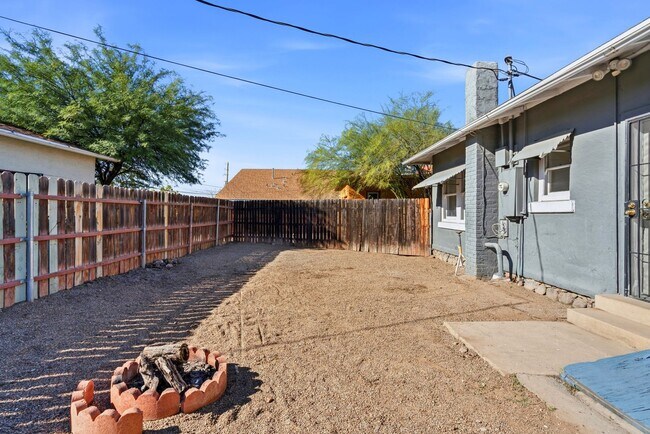 Building Photo - 420 E Speedway Blvd