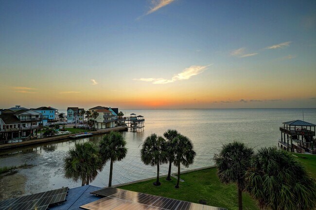 Building Photo - 22621 Bay Point Dr