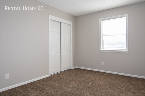 Building Photo - Roomy 3-bed/2-bath Duplex w/Fin Bsmt, fenc...