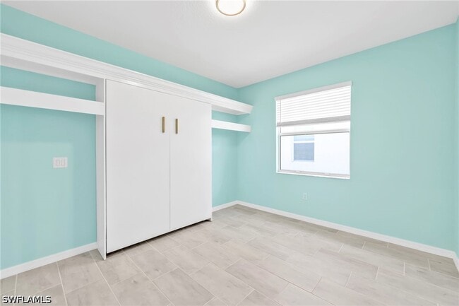 Building Photo - 2127 Hamlin St