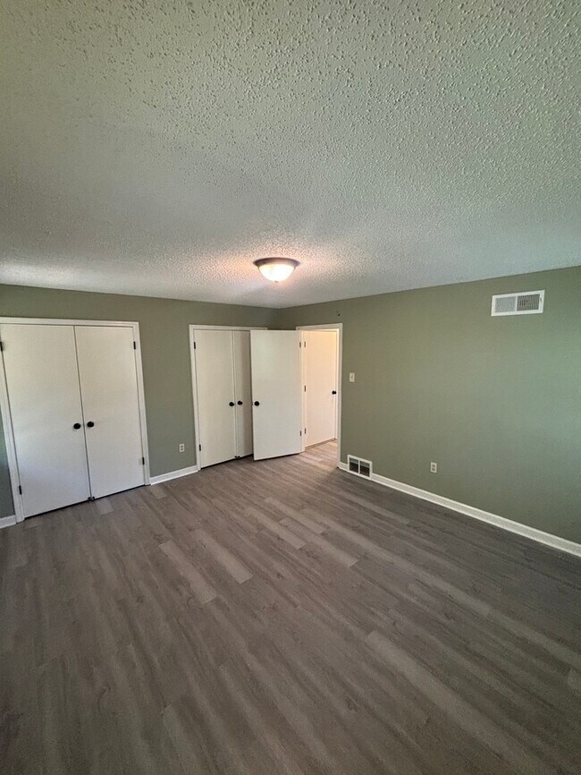 Building Photo - GORGEOUS 4 bedroom/ 3 bathroom HOME, SPACI...
