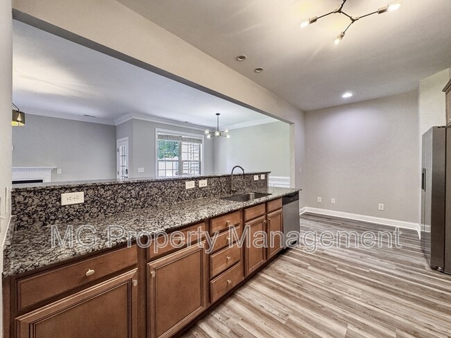 Building Photo - 2056 Oxford Heights