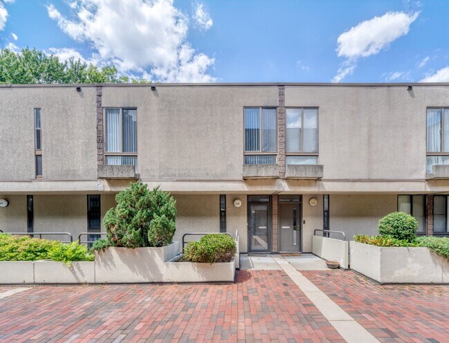 Building Photo - 2218 Clove Terrace