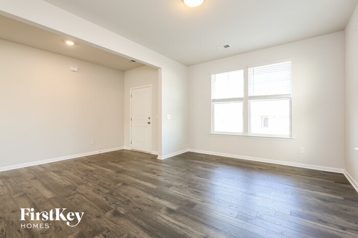 Building Photo - 558 Hillpark Ln