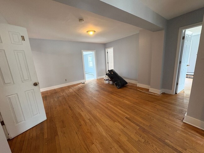 Building Photo - Large 5 Bedroom 2 Bathroom Single Family H...