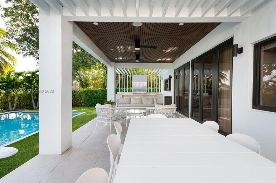 Building Photo - 2560 NE 199th St