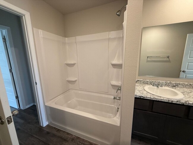 Building Photo - Welcome home to your 4 bed, 2 bath home in the desirable area of Broken Arrow, OK.
