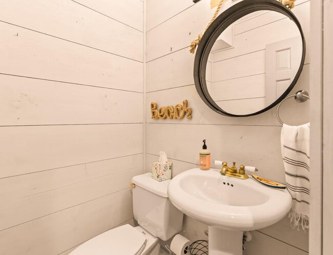 Building Photo - 2415 The Haul Over