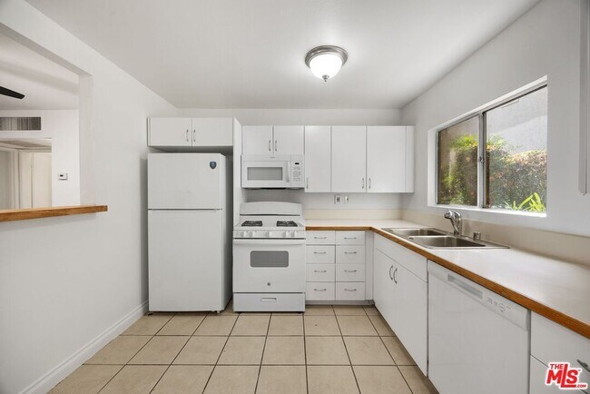 Building Photo - 18350 Hatteras St