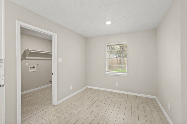 Building Photo - 105 Navajo Dr