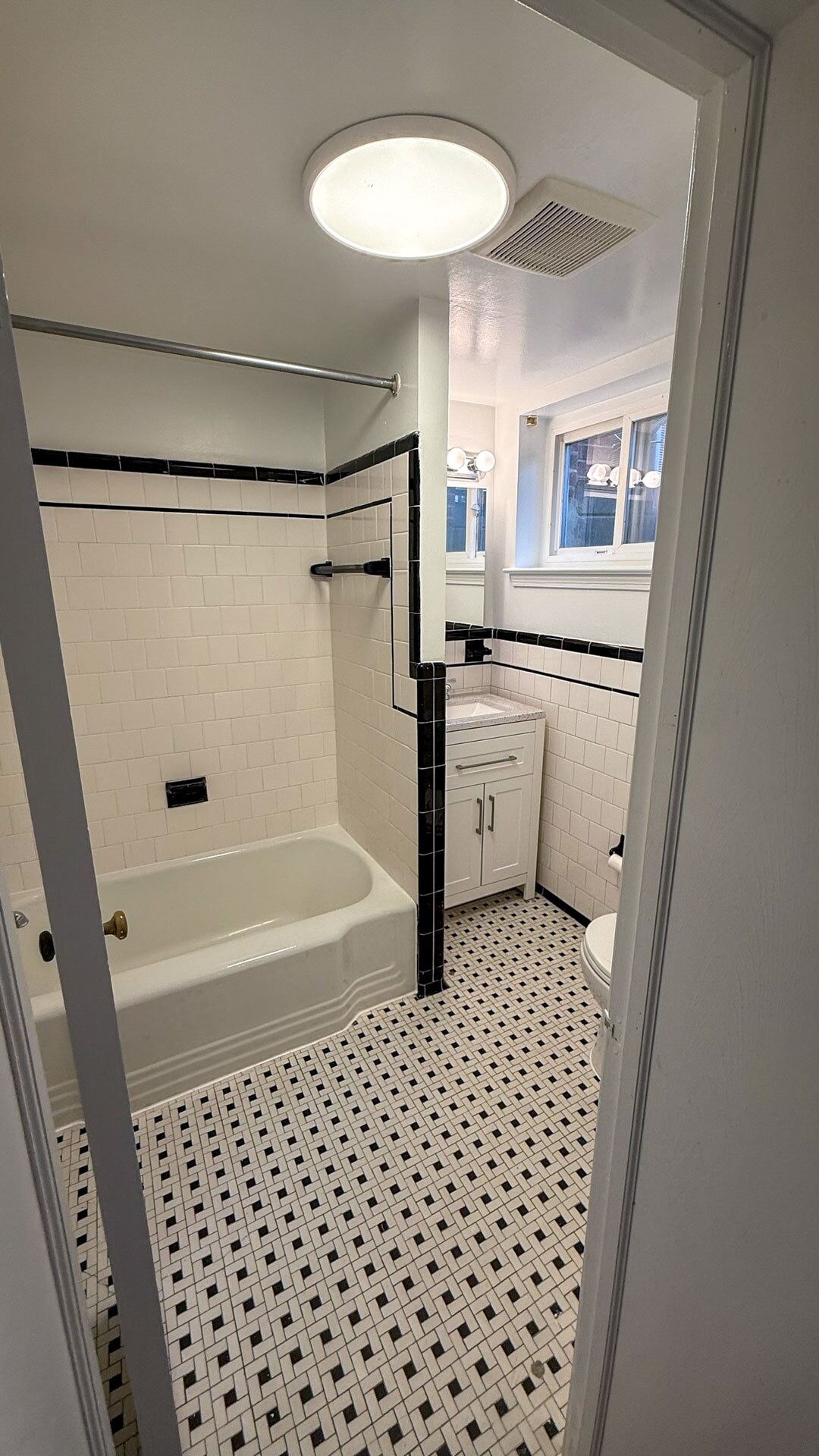 Bath - 2207 Sulgrave Ave