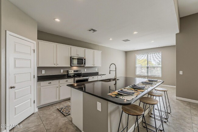 Building Photo - 44587 W Palo Amarillo Rd