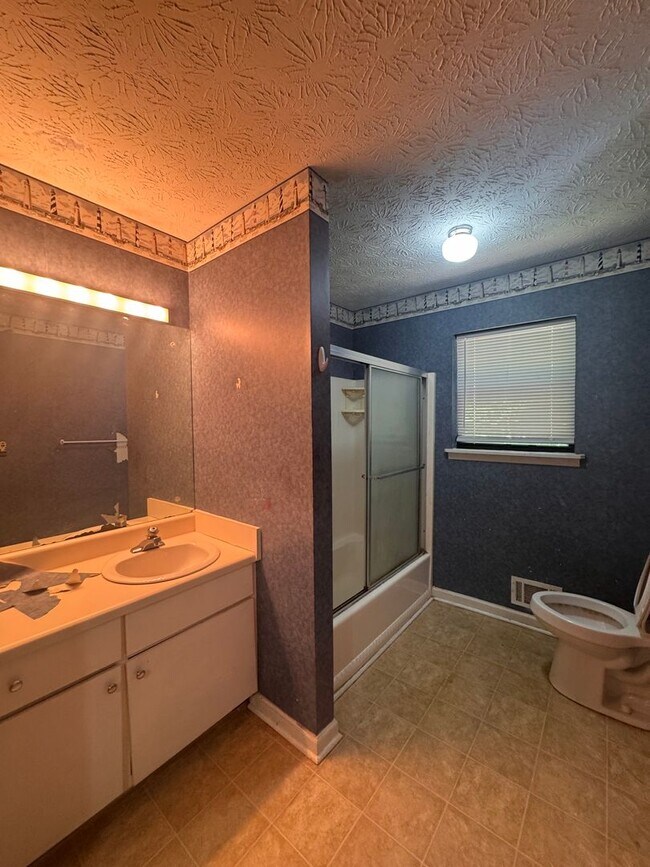 Building Photo - 1120 Sweetwater Cir