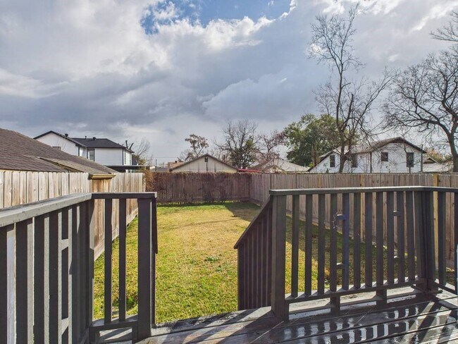 Building Photo - 6310 Norland St