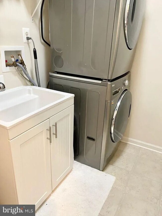 Building Photo - Beautiful Single Family home with Loft and Off Street Parking