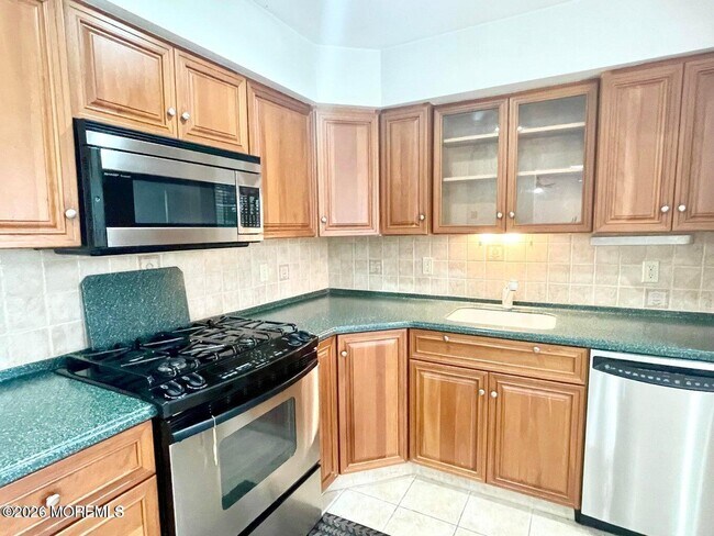 Building Photo - 21 Evergreen Dr