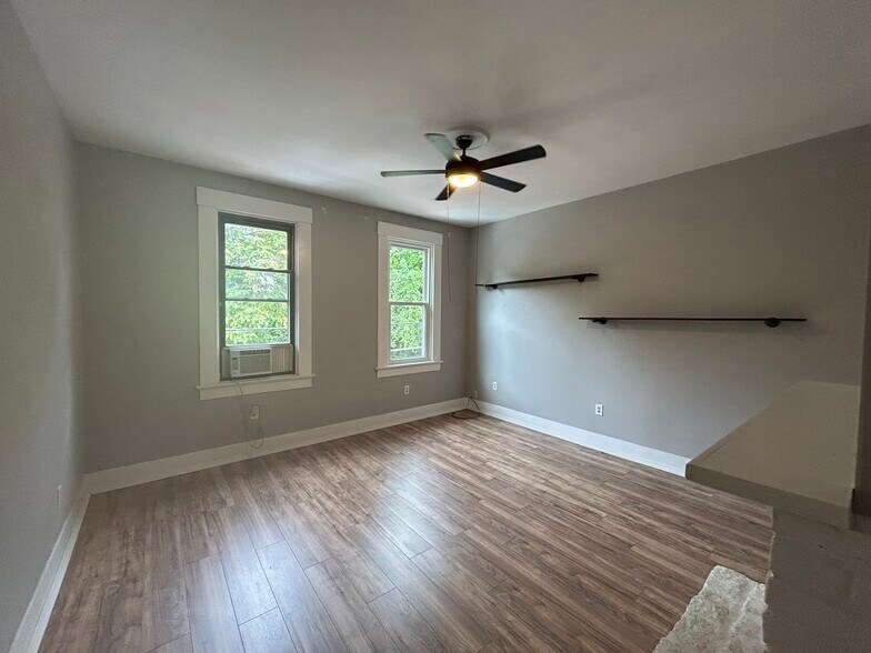 Living room - 3049 Riverside Dr