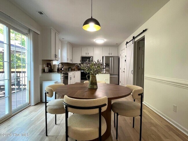 Building Photo - 561 Thorncliff Dr