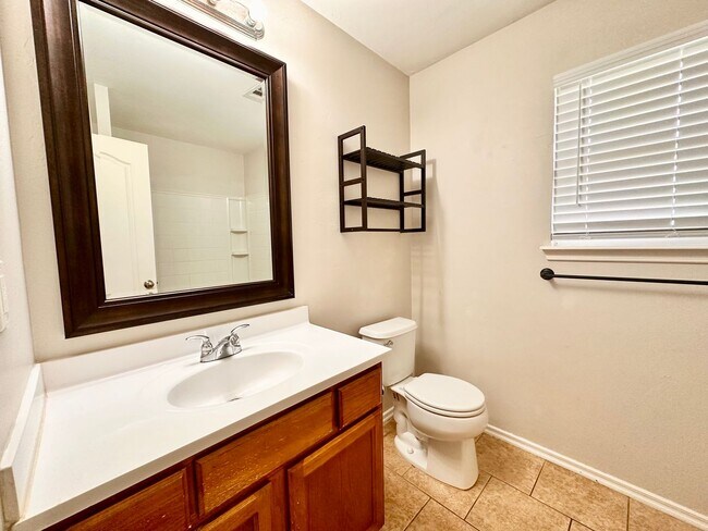 Building Photo - Newer 3 Bedroom off I-240